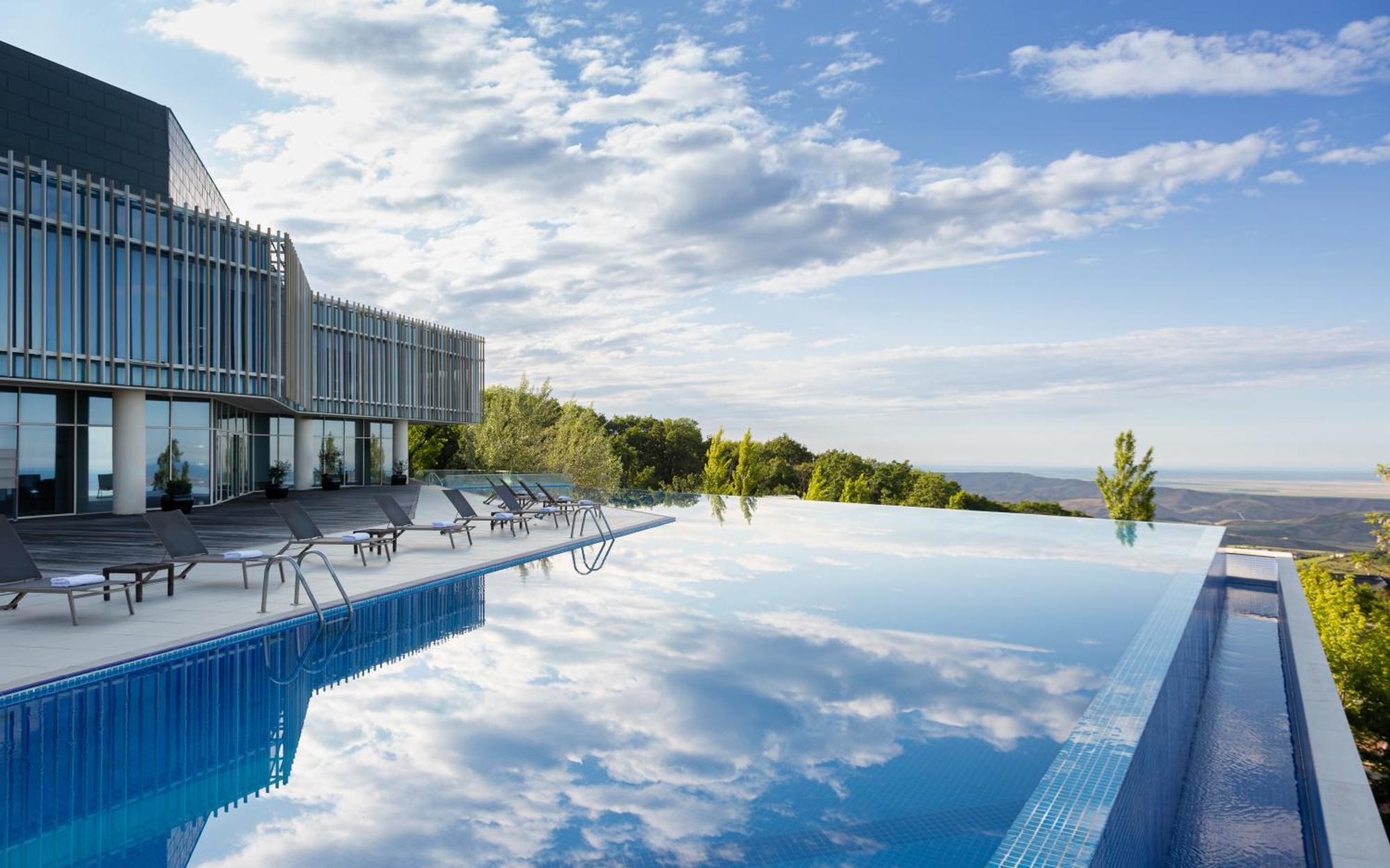 Qalaalti Hotel & Spa Galaalti Exterior foto The hotel's infinity pool